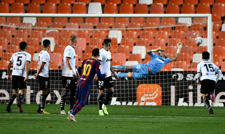 Messi đá phạt ghi bàn đẹp mắt giúp Barca tiếp tục bám đuổi Atletico - Ảnh 3.