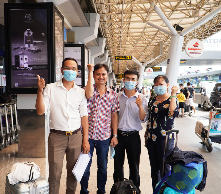 Bệnh viện Chợ Rẫy cử 4 chuyên gia sang hỗ trợ Lào chống dịch COVID-19 - Ảnh 2.