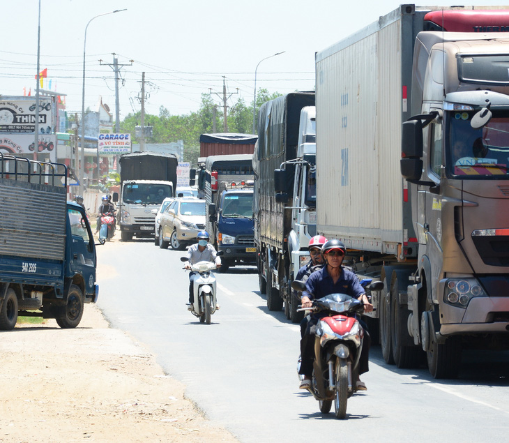 Hai xe máy va chạm ở Bình Thuận, quốc lộ 1 về TP.HCM nhanh chóng ùn ứ - Ảnh 3.