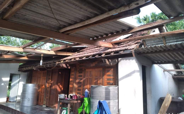 Hàng loạt nhà dân Hà Tĩnh tốc mái, hư hỏng nặng do lốc xoáy