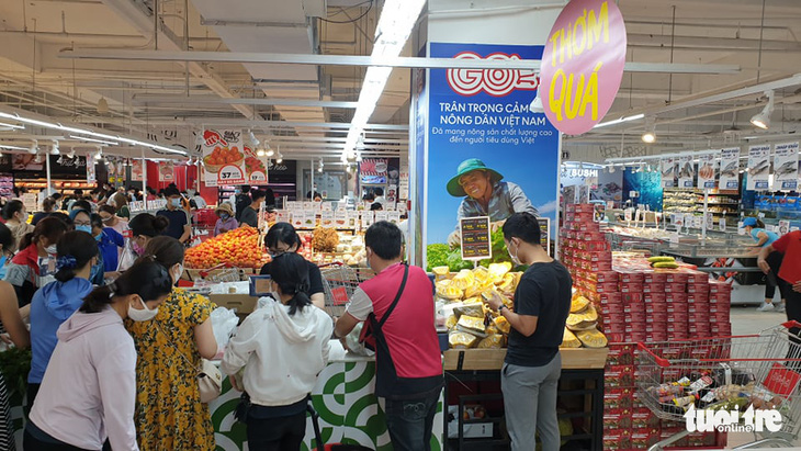 TP.HCM: Nhiều người vội đi mua thực phẩm, siêu thị sẵn sàng tăng nguồn cung - Ảnh 11.