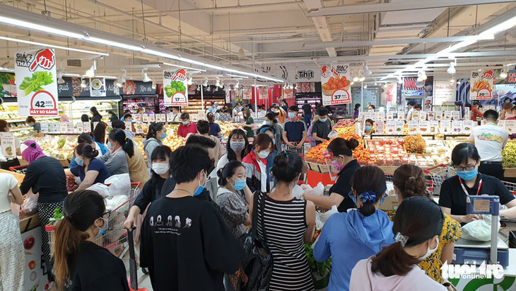 TP.HCM: Nhiều người vội đi mua thực phẩm, siêu thị sẵn sàng tăng nguồn cung - Ảnh 10.