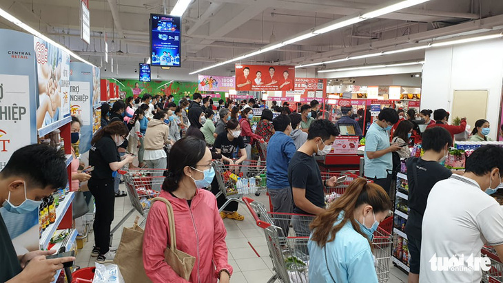 TP.HCM: Nhiều người vội đi mua thực phẩm, siêu thị sẵn sàng tăng nguồn cung - Ảnh 8.