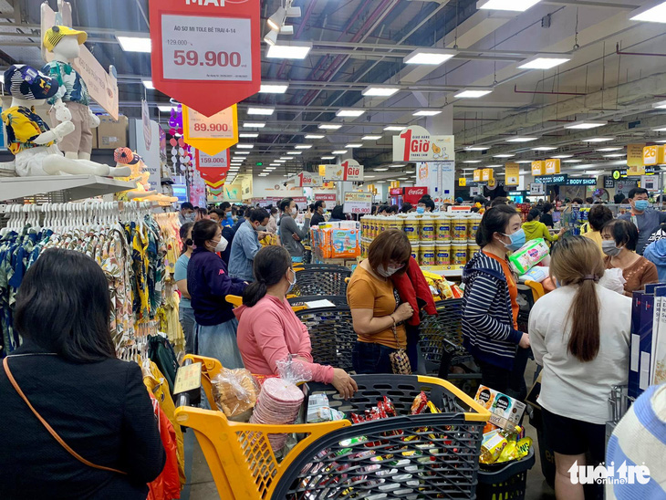 TP.HCM: Nhiều người vội đi mua thực phẩm, siêu thị sẵn sàng tăng nguồn cung - Ảnh 4.