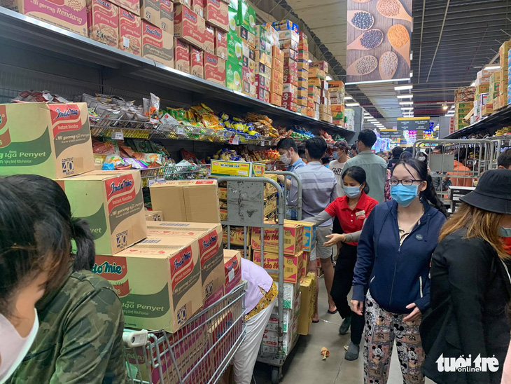 TP.HCM: Nhiều người vội đi mua thực phẩm, siêu thị sẵn sàng tăng nguồn cung - Ảnh 5.