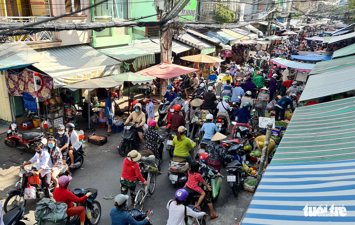 TP.HCM: Nhiều người vội đi mua thực phẩm, siêu thị sẵn sàng tăng nguồn cung - Ảnh 1.