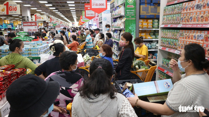 TP.HCM: Nhiều người vội đi mua thực phẩm, siêu thị sẵn sàng tăng nguồn cung - Ảnh 3.