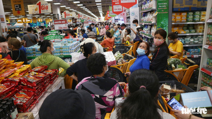 TP.HCM: Nhiều người vội đi mua thực phẩm, siêu thị sẵn sàng tăng nguồn cung - Ảnh 9.