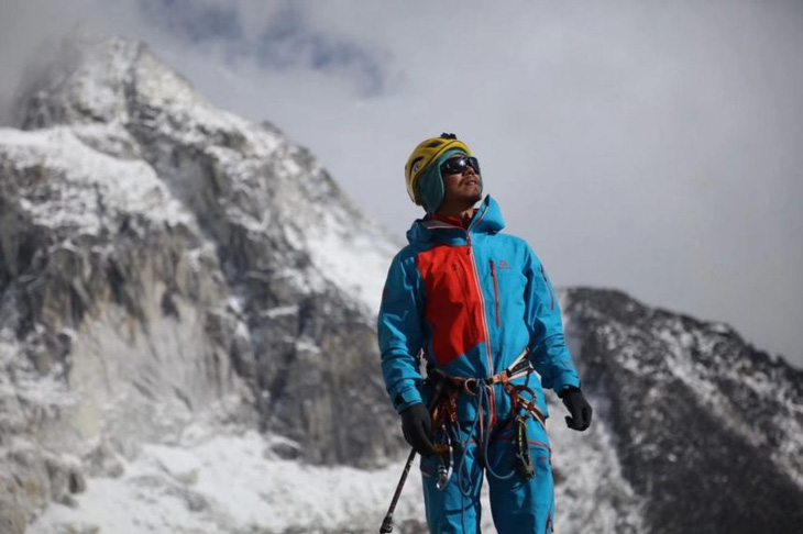 Người khiếm thị đầu tiên ở châu Á chinh phục thành công đỉnh Everest - Ảnh 1.