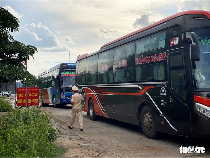 Người dân Tây Nguyên ùn ùn rời Sài Gòn do lệnh giãn cách - Ảnh 2.