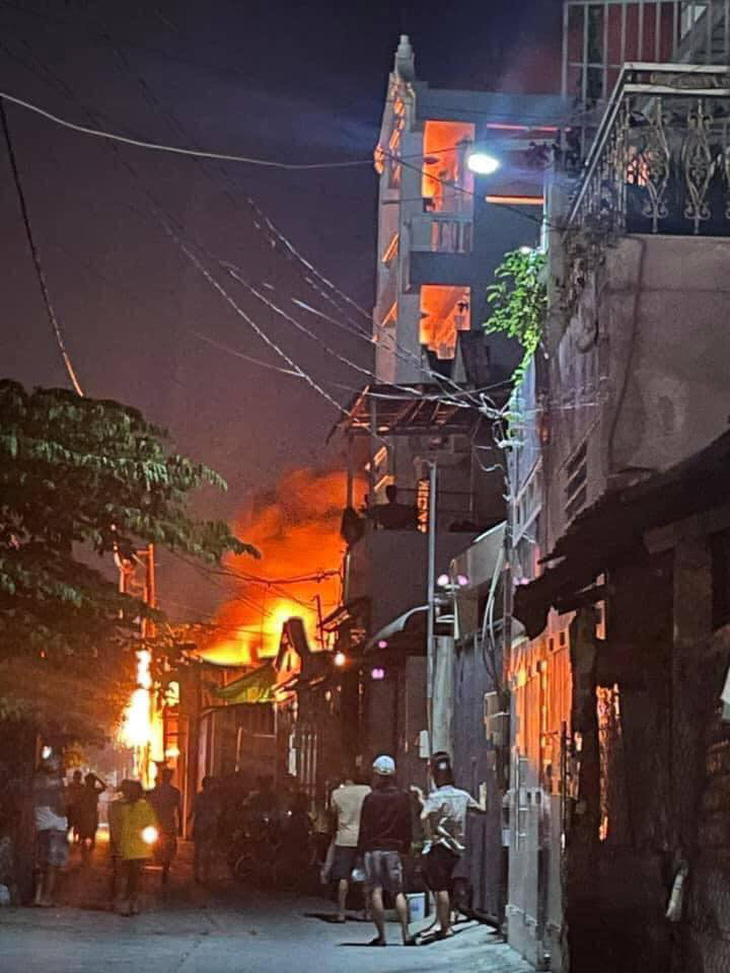 Cháy xưởng ghế sofa ở quận Bình Tân, dân phụ dập lửa bất thành - Ảnh 2.