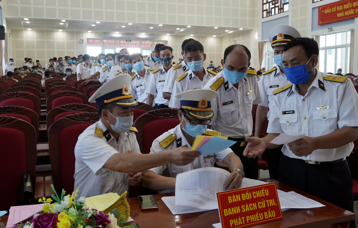 Cử tri hải quân, cảnh sát biển đi bầu cử sớm ở Vũng Tàu - Ảnh 4.
