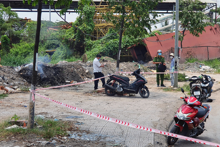 Phát hiện xác một người đàn ông chết cháy dưới chân cầu Đồng Nai - Ảnh 2.