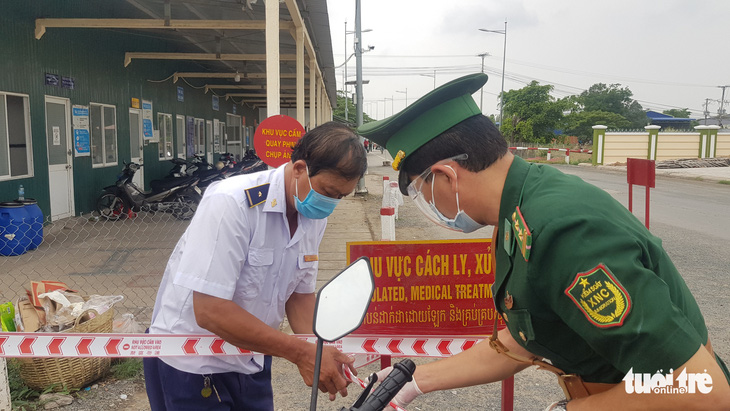 Hai trường hợp nhập cảnh trái phép ngay cửa khẩu Long Bình nghi mắc COVID-19 - Ảnh 1.