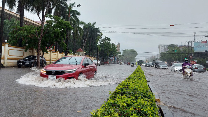 Miền Bắc mưa lớn, TP Thái Nguyên, Bắc Giang ngập gần nửa mét - Ảnh 3.