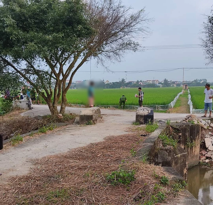Phát hiện người đàn ông chết trong tư thế treo cổ bằng dải khăn tang - Ảnh 1.