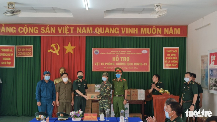 Tặng hàng ngàn vật tư y tế phòng dịch COVID-19 cho Biên phòng An Giang - Ảnh 2.