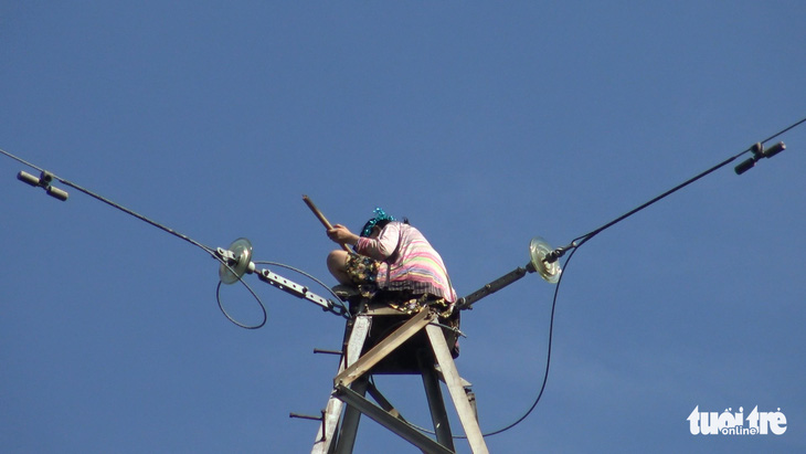 Mất 4 tiếng giải cứu cô gái ngồi trên ngọn cột điện cao thế cao khoảng 100m - Ảnh 3.