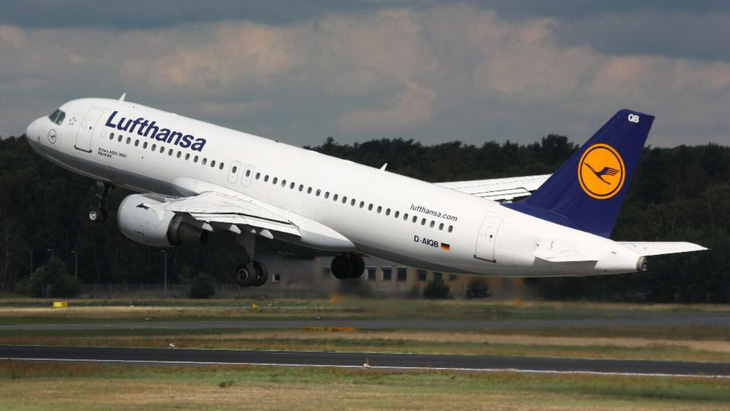 Lufthansa sử dụng công nghệ da cá mập trang bị cho máy bay để giảm khí thải - Ảnh 1.