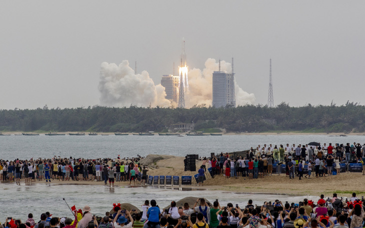 Tên lửa khổng lồ Trung Quốc sắp rơi xuống Trái đất, đang được 