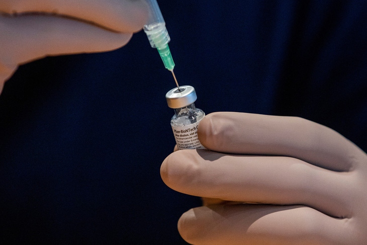 Pfizer xin cấp phép sử dụng khẩn cấp liều vắc xin COVID thứ 4 cho người từ 65 tuổi - Ảnh 1.
