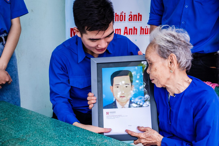 Sinh viên phục hồi 20 di ảnh Mẹ Việt Nam anh hùng, liệt sĩ - Ảnh 2.