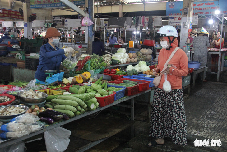 Trước giờ tem phiếu, chợ Đà Nẵng vẫn vắng vì năm ngoái ăn đồ tủ lạnh ớn rồi - Ảnh 1.