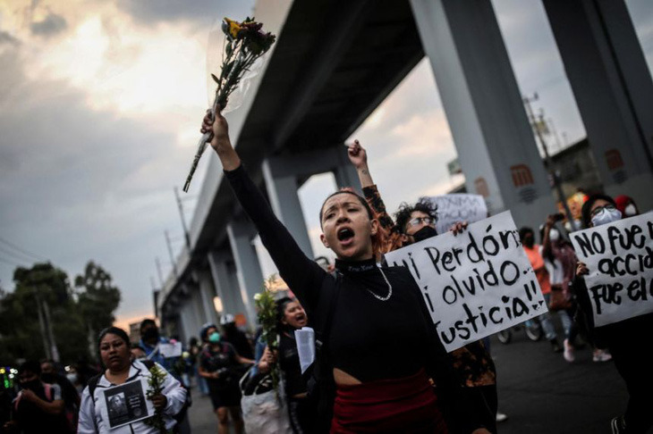 Dân Mexico City biểu tình phản đối chính quyền sau vụ sập đường sắt trên cao - Ảnh 1.