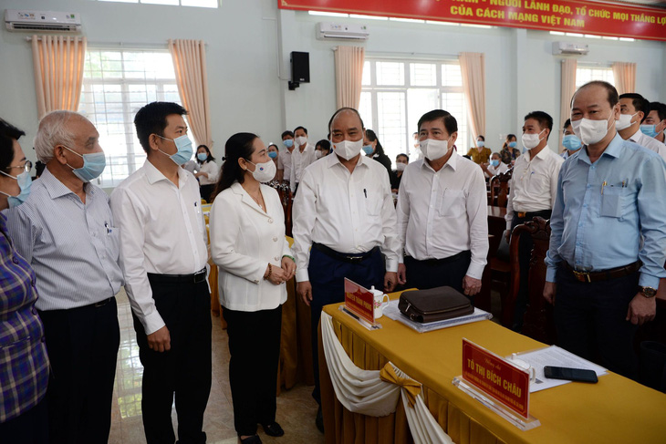 Chủ tịch nước Nguyễn Xuân Phúc tiếp xúc vận động bầu cử tại Củ Chi - Ảnh 1.