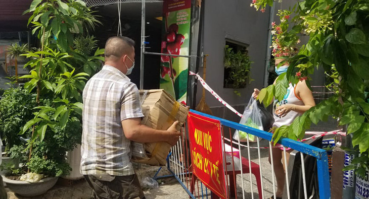 Dân Bình Thạnh mua rau củ tặng các hộ dân khu vực bị phong tỏa - Ảnh 3.