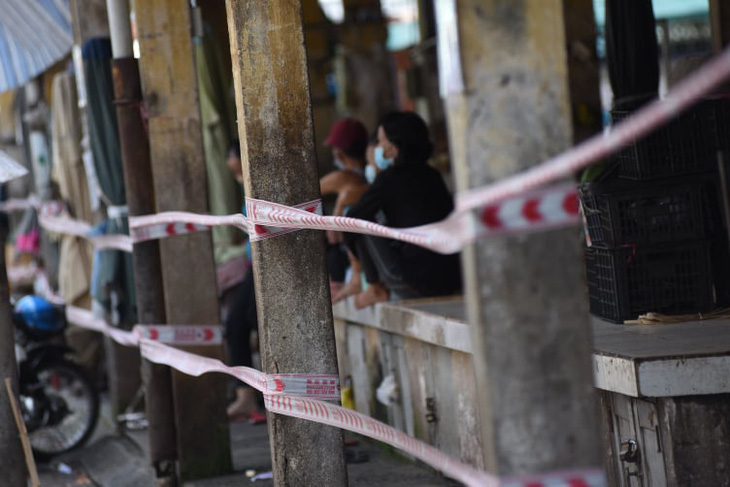 Chợ Phú Nhuận lại ngưng hoạt động, lấy mẫu xét nghiệm hơn 1.000 người - Ảnh 2.