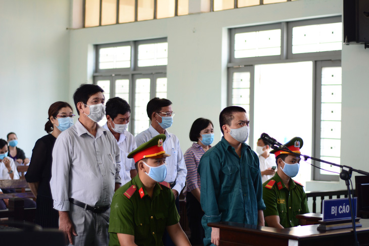 Hàng loạt cựu lãnh đạo Trung tâm Y tế Phan Thiết hầu tòa - Ảnh 1.