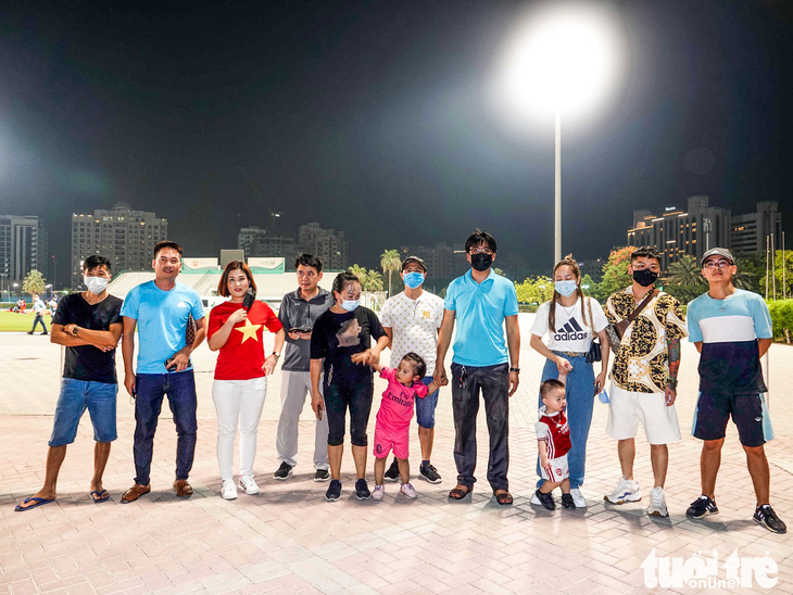 Cổ động viên Việt Nam tại UAE gặp khó khi muốn vào sân ủng hộ đội nhà - Ảnh 1.
