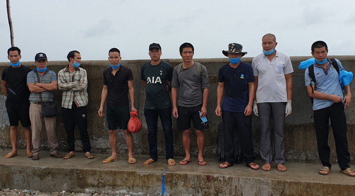 Bắt 5 sà lan chở 9 người nhập cảnh trái phép từ Campuchia vào đảo Phú Quốc - Ảnh 1.