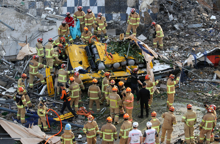 Tòa nhà đổ sập lên xe buýt ở Hàn Quốc, 9 người chết - Ảnh 1.
