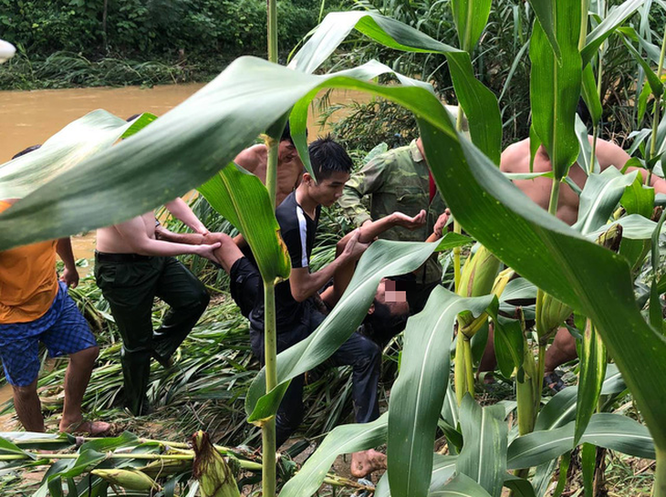 Đại úy công an lao mình xuống dòng lũ xiết cứu người - Ảnh 1.