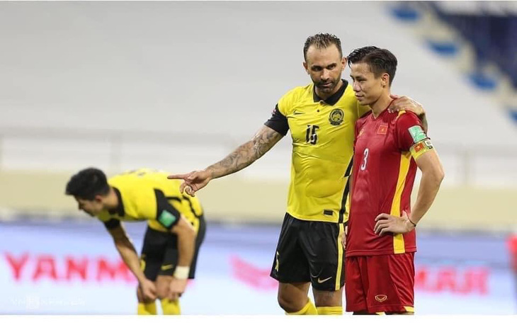 Trao danh hiệu cầu thủ xuất sắc nhất trận đấu Việt Nam - Malaysia cho Quế Ngọc Hải tại UAE - Ảnh 3.