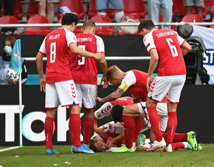 Eriksen mở mắt khi rời sân, UEFA xác nhận cầu thủ này đã ổn định - Ảnh 1.