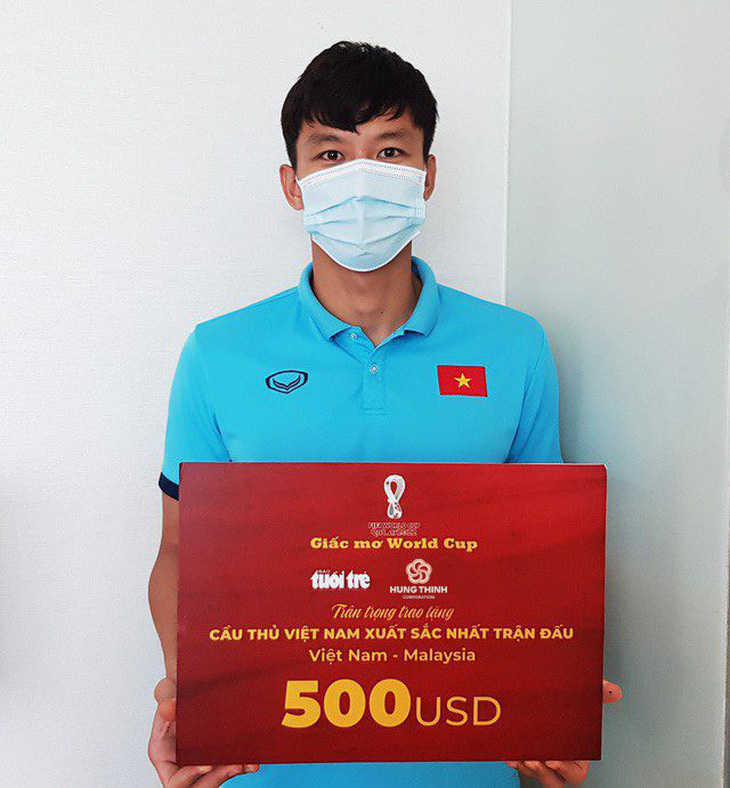 Trao danh hiệu cầu thủ xuất sắc nhất trận đấu Việt Nam - Malaysia cho Quế Ngọc Hải tại UAE - Ảnh 1.