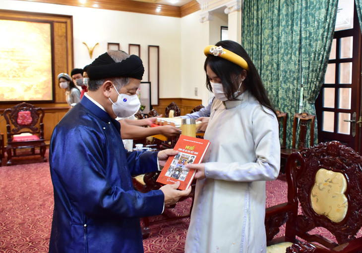 Chủ tịch Thừa Thiên Huế mặc áo dài dẫn học sinh tham quan trụ sở - Ảnh 2.