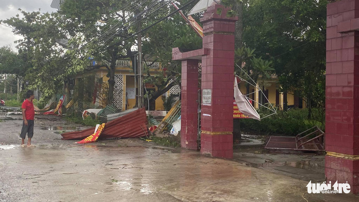 Lốc xoáy, hàng loạt nhà cửa tại Thái Bình tốc mái, cấp tốc ứng phó bão trước 18h chiều nay - Ảnh 1.