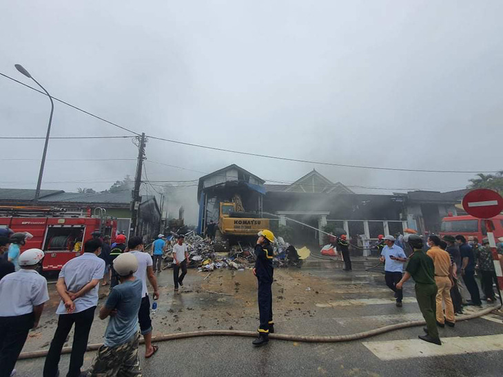 Cháy lớn kho phế liệu trong khu dân cư, di dời khẩn cấp hàng trăm người dân - Ảnh 2.