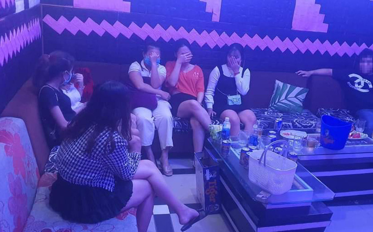 Bất chấp lệnh cấm, quán karaoke vẫn mở cho khách hát, sử dụng ma túy
