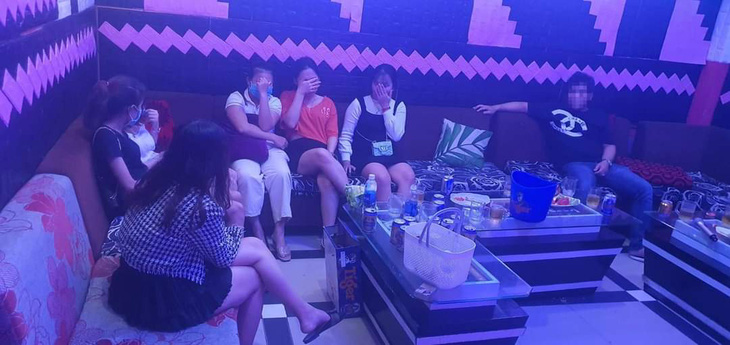 Bất chấp lệnh cấm, quán karaoke vẫn mở cho khách hát, sử dụng ma túy - Ảnh 1.