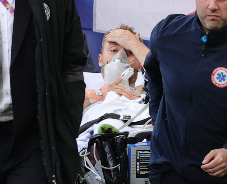 Eriksen mở mắt khi rời sân, UEFA xác nhận cầu thủ này đã ổn định - Ảnh 4.