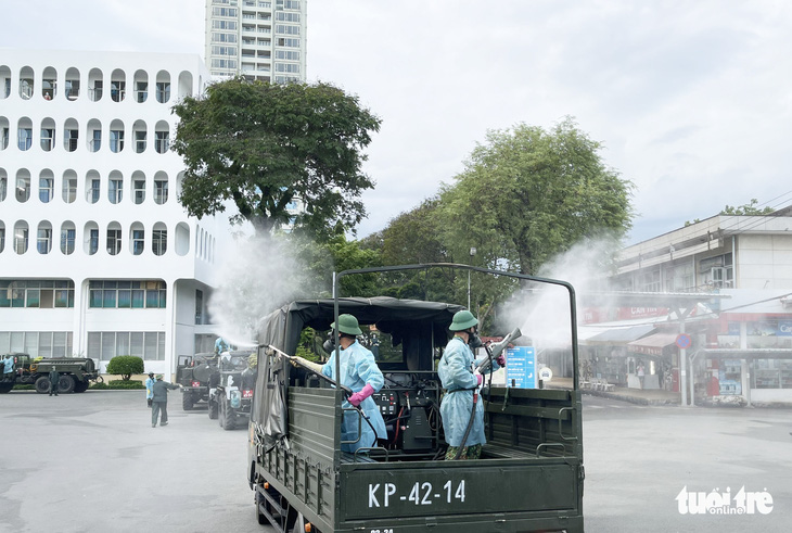 Quân đội điều xe chuyên dụng phun khử khuẩn Bệnh viện Bệnh nhiệt đới TP.HCM - Ảnh 7.
