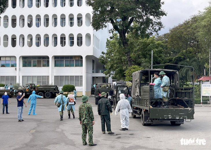 Quân đội điều xe chuyên dụng phun khử khuẩn Bệnh viện Bệnh nhiệt đới TP.HCM - Ảnh 2.
