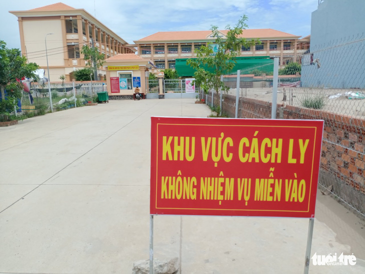 Tiền Giang phong tỏa 2.327 hộ dân vì liên quan ca nhiễm COVID-19 - Ảnh 1.