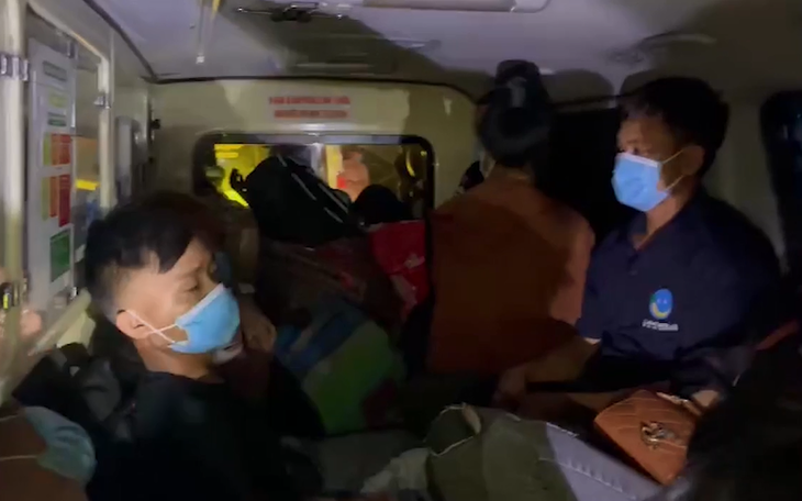 Xe cứu thương nhồi nhét 12 người từ Bắc Ninh về Sơn La để né chốt kiểm dịch