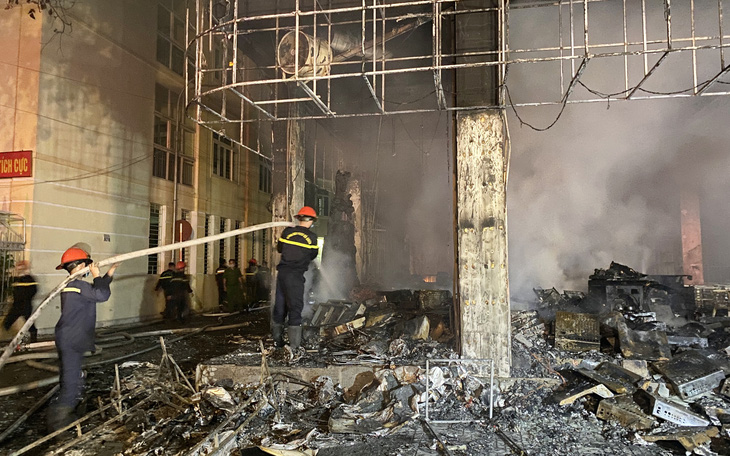 Dân đang xem Euro nghe tiếng nổ, phòng trà lớn cháy dữ dội, phát hiện 6 người chết ở tầng 2